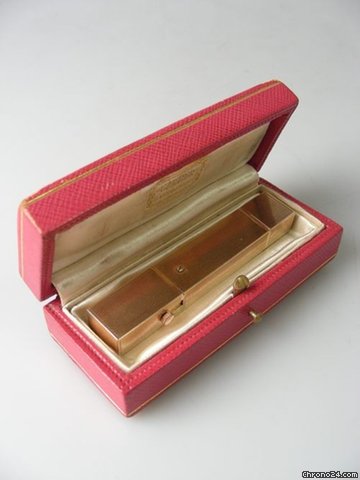 Cartier Lipstickwatch-en or massif-montre mecanique se trouvant dans un rouge �� lEvre-ultra rare-etui original-vers 1930. watches