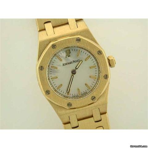 Audemars Piguet Royal Oak 18ct gold quartz on bracelet WATCHES 2