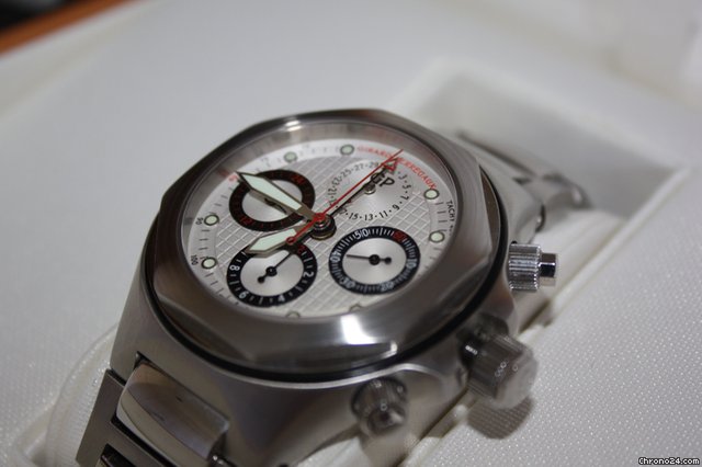 Girard Perregaux Chrono Laureato Evo3 WATCHES 2